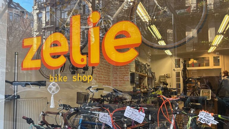 Depuis un an, Zélie forme des personnes marginalisées à la réparation de vélos
