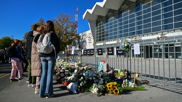 Serbie : un an après le drame, des dizaines de milliers de personnes commémorent les 16 victimes de la gare de Novi Sad