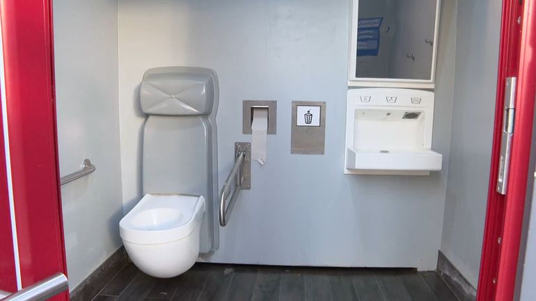 Trop rares, trop chères : le Parlement wallon veut rendre accessibles davantage de toilettes publiques