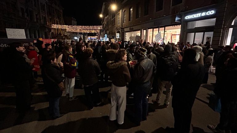 Namur : deux cents personnes devant l’hôtel de ville juste avant le conseil communal pour réclamer la lumière sur le décès de l’homme tué par la police Namur : deux cents personnes devant l’hôtel de ville juste avant le conseil communal pour réclamer la lumière sur le décès de l’homme tué par la police