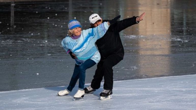 Un couple de seniors sur une patinoire illumine les réseaux sociaux Un couple de seniors sur une patinoire illumine les réseaux sociaux