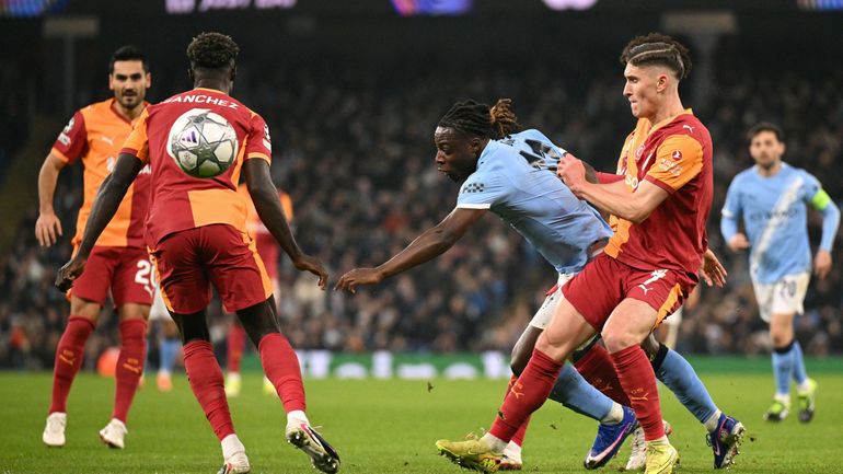 37 minutes de folie : Jérémy Doku se blesse alors qu'il offrait un récital en Ligue des Champions