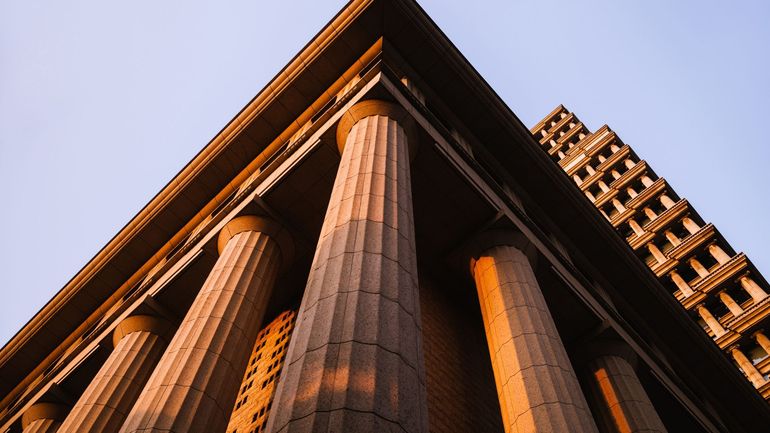 Avoirs russes gelés : des oligarques russes tentent des recours aux sanctions européennes grâce à des procédures d’arbitrage contre les États Avoirs russes gelés : des oligarques russes tentent des recours aux sanctions européennes grâce à des procédures d’arbitrage contre les États