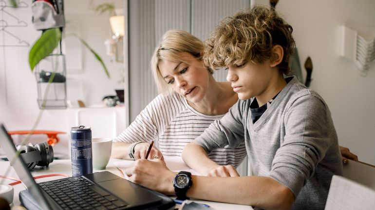 Les profs donnent-ils trop de devoirs à la maison ? Ce que dit vraiment la loi en Belgique