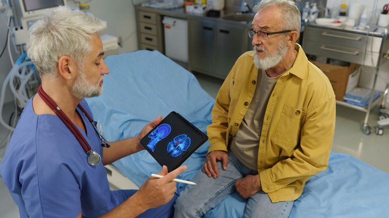 Le Leqembi, traitement contre l'Alzheimer précoce, ne sera pas remboursé : une décision qui douche les espoirs des malades et de certains neurologues