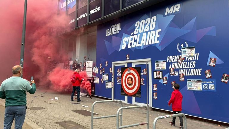 Enseignement : manifestation de militants de la FGTB namuroise aux sièges bruxellois du MR et des Engagés