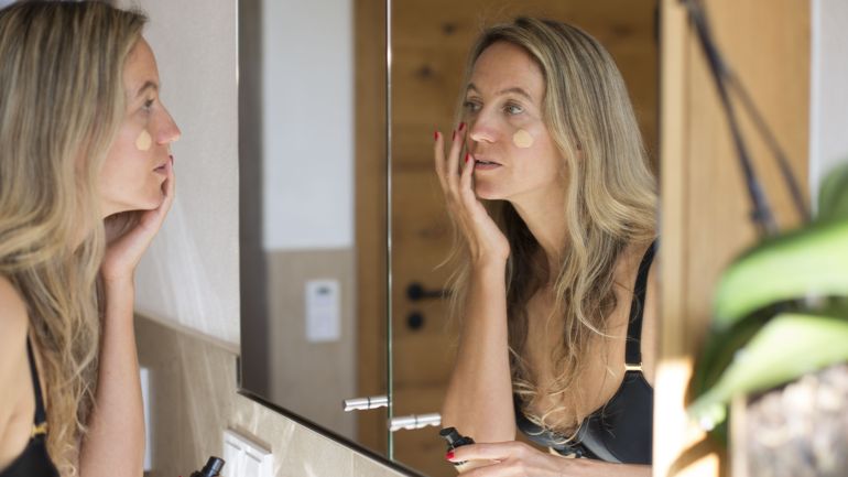 Maquillage : comment éviter "l’effet plâtre" lorsqu’on applique son fond de teint ?