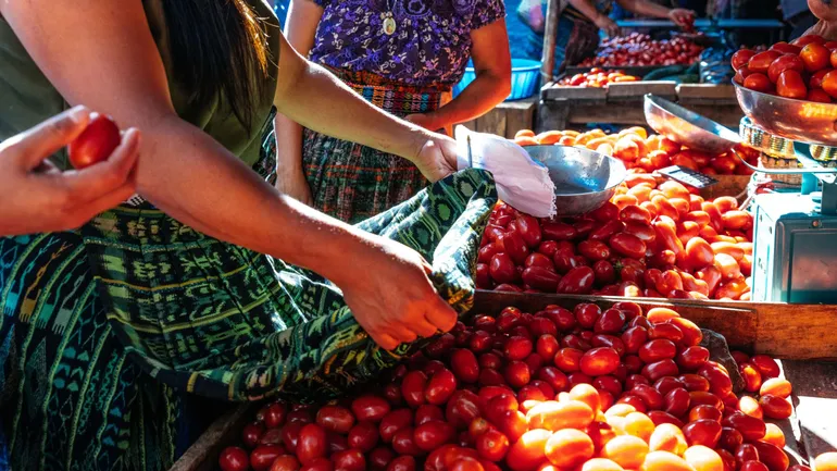 Pourquoi utiliser un sachet plastique si la tenue traditionnelle permet d&#x27;emballer ses achats ?