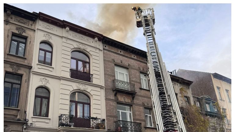 Bruxelles : l'important incendie de toiture rue de Russie près de la gare du Midi est maîtrisé