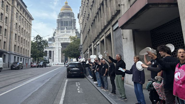 Une "File des Assiettes vides" géante à Bruxelles pour dénoncer la précarité alimentaire