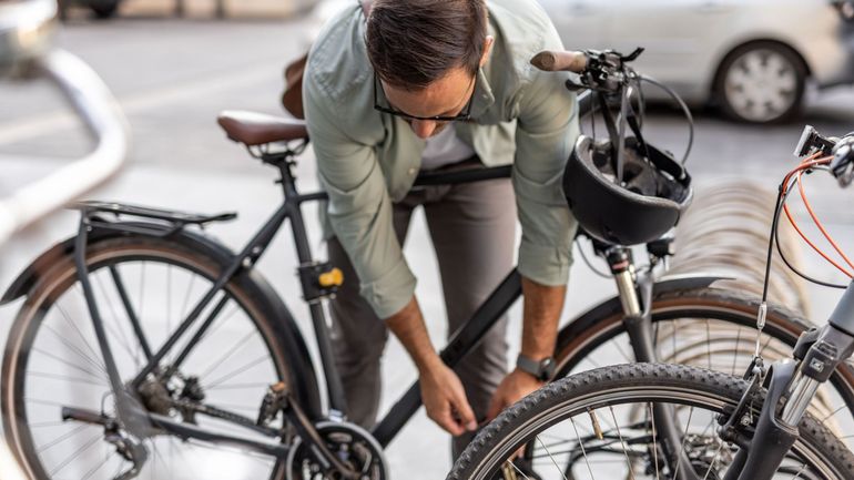 Protéger son vélo à tout prix : jusqu'où peut aller la dissuasion, entre traceur, cadenas et gaz puant ?