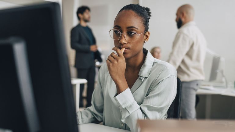 Les célibataires ressentent plus de pression au travail que leurs collègues en couple : "Je me sens moins légitime de partir à une heure décente"