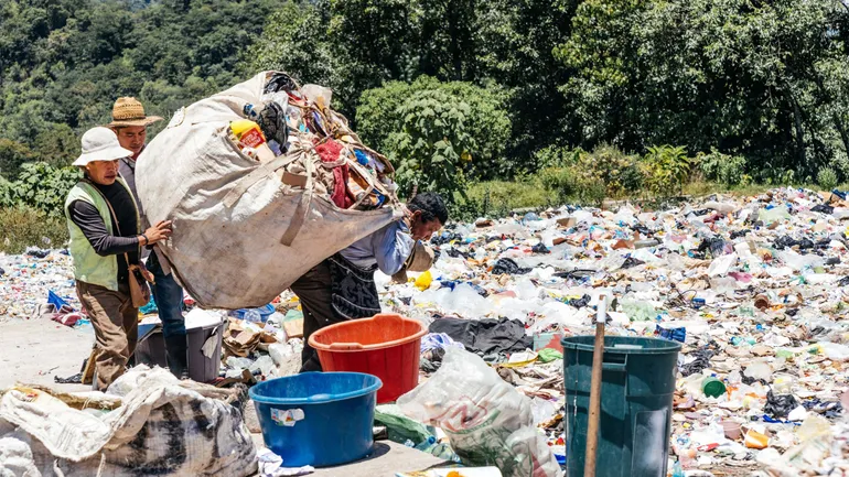 Dans la nouvelle décharge publique de San Pedro La Laguna, la priorité est donnée au tri (à la main). Même les plastiques à usage unique sont finalement recyclés. 
