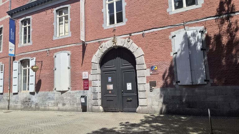 Porte d'entrée de l'athénée François Bovesse à Namur après des actes de vandalisme et un départ de feu