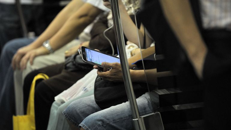 "Les applications sont conçues pour maximiser le temps passé en ligne" : 60% des Belges passent plus de deux heures par jour devant un écran