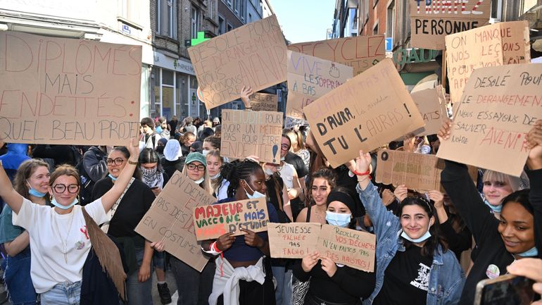 Les jeunes d'aujourd'hui sont-ils plus pauvres que ceux d'hier ? Logement, transport, études : l'analyse de deux économistes