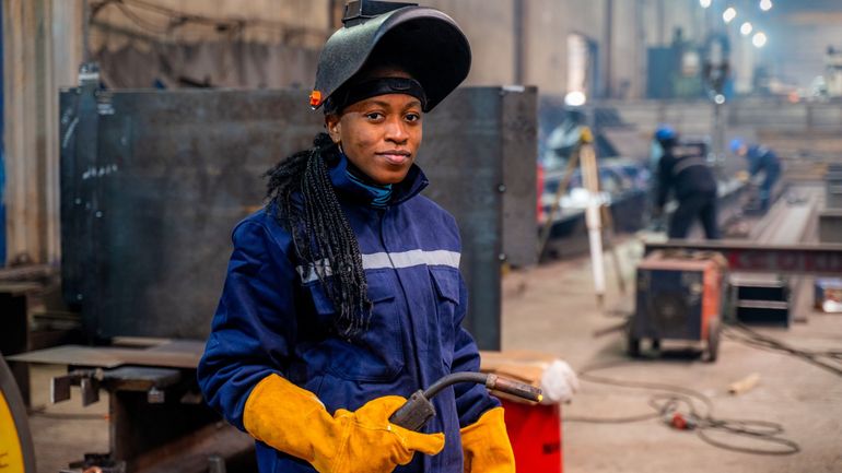 Mieux vaut être étudiants jobistes sous le casque "ouvrier" que la casquette "employé" : ils gagnent en moyenne 1,70 euro de plus selon Securex