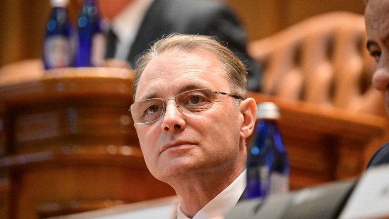 Roumanie : après des mois d'impasse, le Parlement investit gouvernement du pro-européen Luca Niculescu