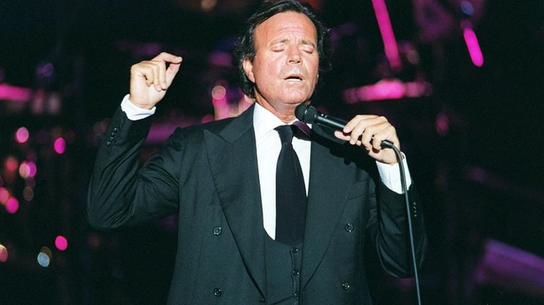 Accusé d'agressions sexuelles, Julio Iglesias demande le classement de la plainte