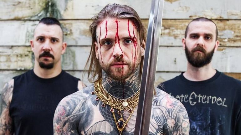 Un groupe de metal abandonne son chanteur dans une station-service en pleine tournée