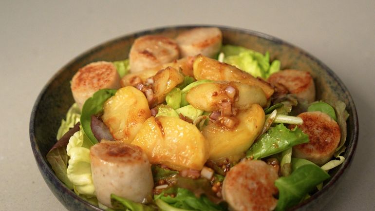 Pommes caramélisées et boudin rôti : la salade qui réinvente un classique