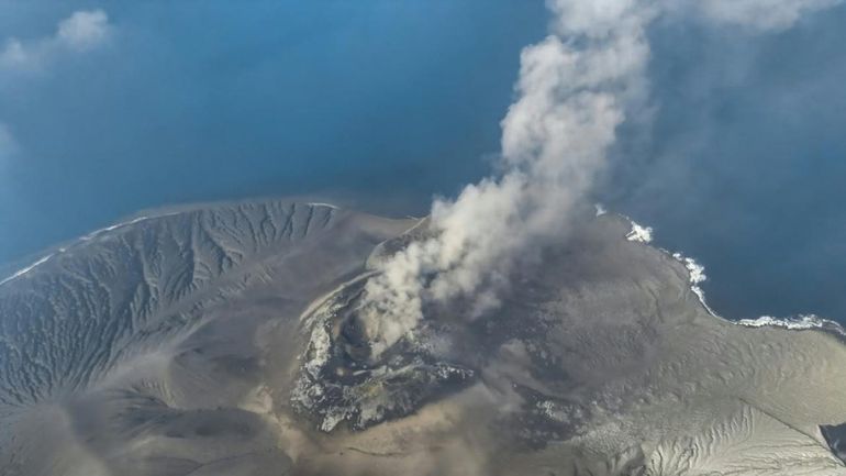 Eruption volcanique en Indonésie: des dizaines de milliers de voyageurs bloqués, près de 300.000 impactés