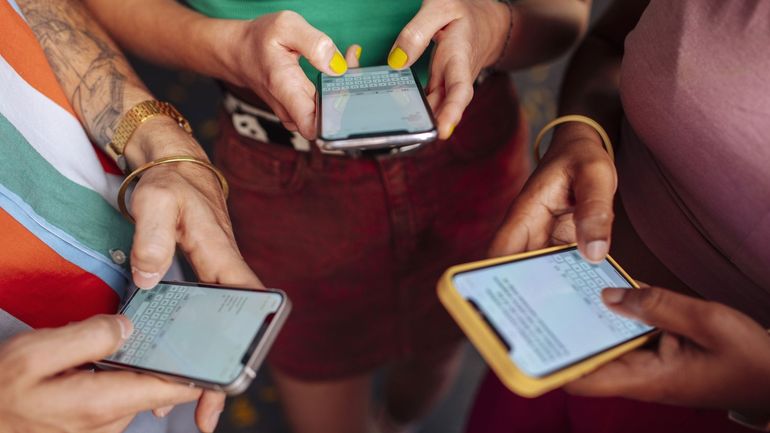 Réseaux sociaux : une hyper-conscience de soi qui amplifie le mal-être des jeunes ?