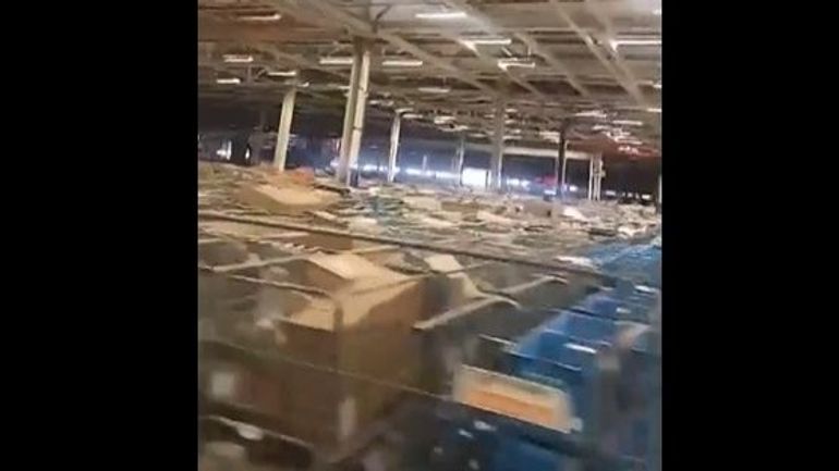 Grève chez Bpost : des colis en attente dans l'ancienne usine Caterpillar à Gosselies