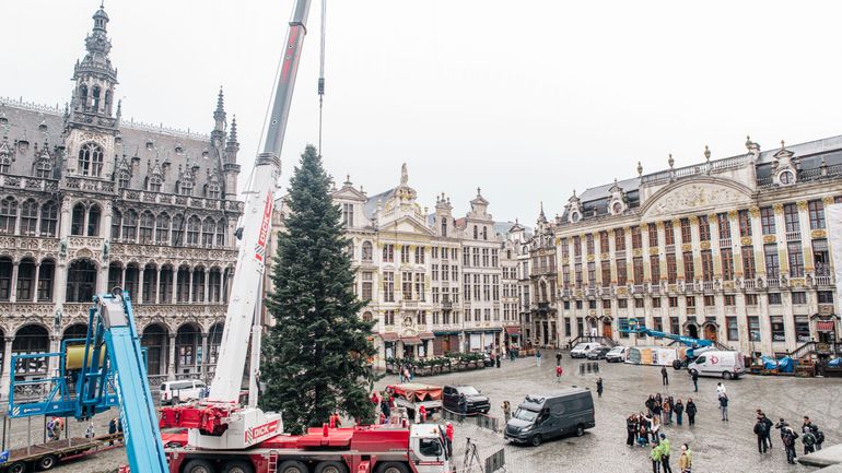 Le sapin de Noël est arrivé sur la Grand-Place de Bruxelles