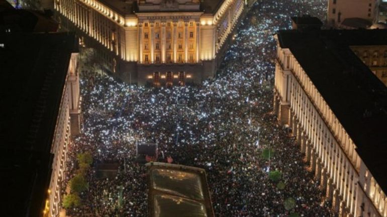 Bulgarie : des dizaines de milliers de manifestants réclament le départ du gouvernement Bulgarie : des dizaines de milliers de manifestants réclament le départ du gouvernement