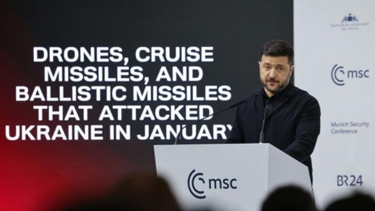 "Les armes évoluent plus vite que les décisions politiques", regrette Zelensky