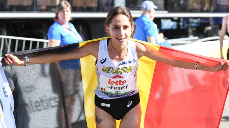 Marathon de Valence : Chloé Herbiet monte sur le podium et explose le record de Belgique vieux de 23 ans Marathon de Valence : Chloé Herbiet monte sur le podium et explose le record de Belgique vieux de 23 ans
