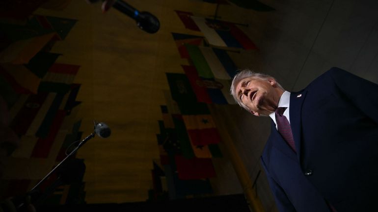 Trump dit espérer ne pas avoir à frapper l'Iran, qui promet de riposter