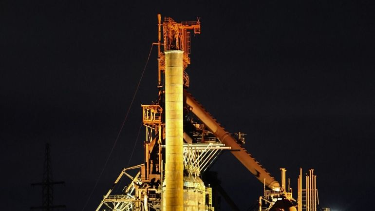 Le haut-fourneau B, symbole du passé sidérurgique liégeois, réveillé par la lumière