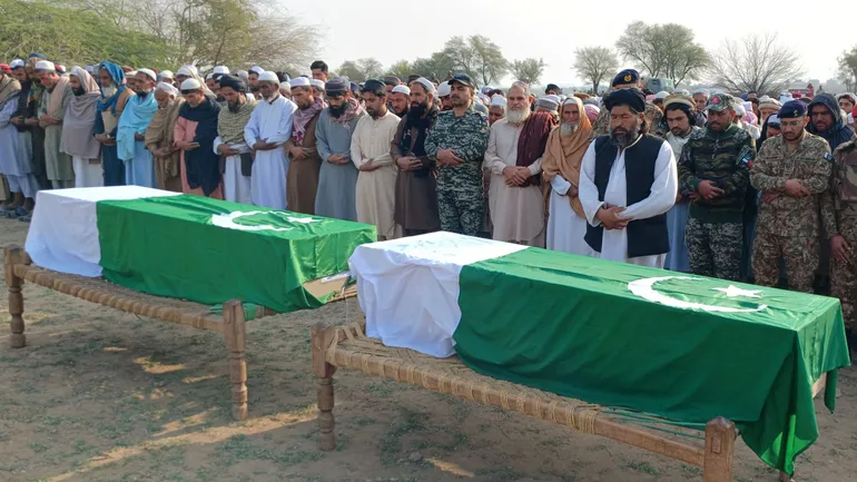 Un recueillement ce vendredi pour les membres des forces de sécurité tués au Pakistan lors d’une attaque de militants, dans la province instable de Khyber Pakhtunkhwa.