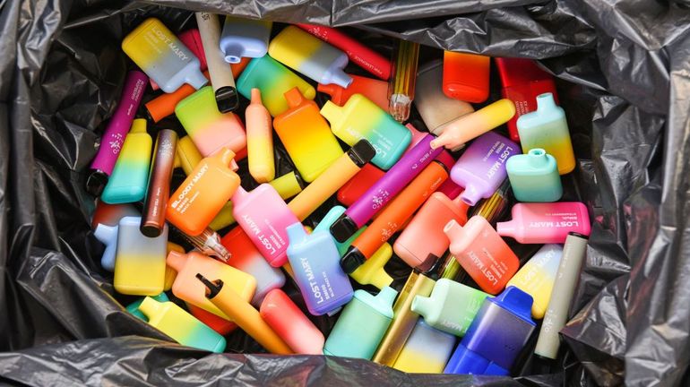 Cigarettes électroniques illégales : le Centre antipoison met en garde après plusieurs hospitalisations Cigarettes électroniques illégales : le Centre antipoison met en garde après plusieurs hospitalisations