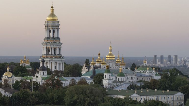 Guerre en Ukraine : le monastère orthodoxe de la Laure des Grottes de Kiev, classé à l'Unesco, endommagé par des frappes russes
