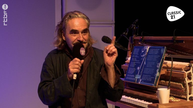 Stephan Eicher dévoile "Poussière d’Or", un album intime et lumineux Stephan Eicher dévoile "Poussière d’Or", un album intime et lumineux