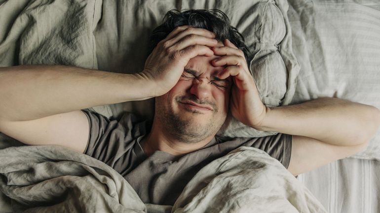 Nos nuits sont toujours plus courtes : que perd-on à rester éveillé au lieu de dormir ?
