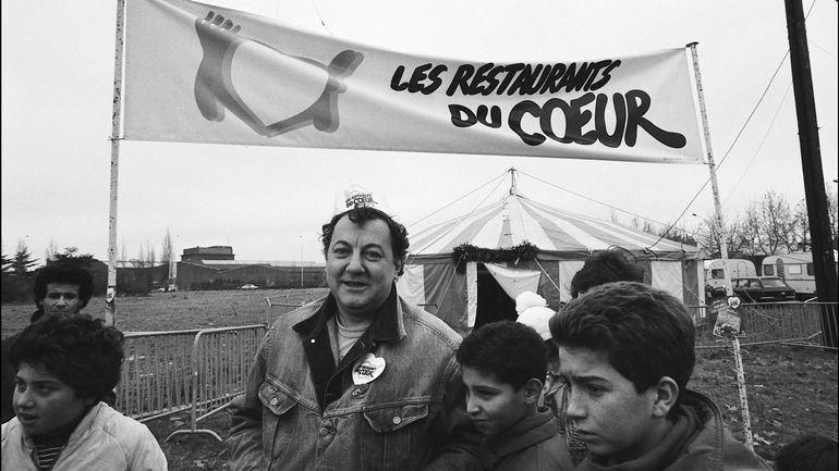Il y a 40 ans, Coluche ouvrait le premier Resto du Cœur : la petite idée qui nourrit la solidarité depuis