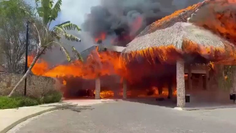Incendie spectaculaire dans un hôtel en République dominicaine : une touriste décédée et près de 1700 évacués