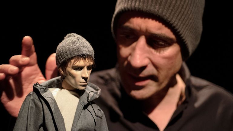 " Crime et châtiment " le meurtre au scalpel depuis la petite table du théâtre d’objet au Théâtre Varia " Crime et châtiment " le meurtre au scalpel depuis la petite table du théâtre d’objet au Théâtre Varia