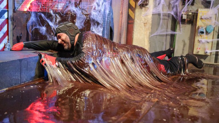 Fort Boyard : Olivier Minne en fou rire face à un Cyril collé au sol Fort Boyard : Olivier Minne en fou rire face à un Cyril collé au sol