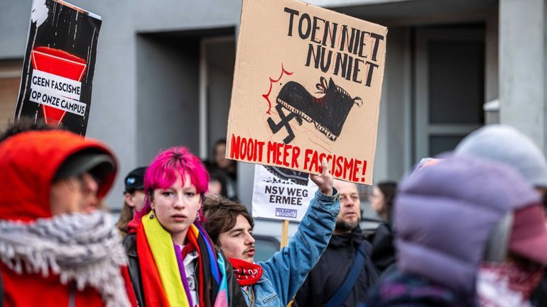 La manifestation de la NSV à Louvain dégénère, obligeant la police à intervenir