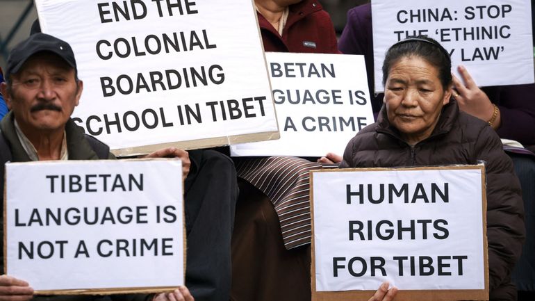Près de 200 Tibétains et Ouïghours devant le Parlement européen à Bruxelles pour dénoncer une loi chinoise sur "l'unité ethnique"