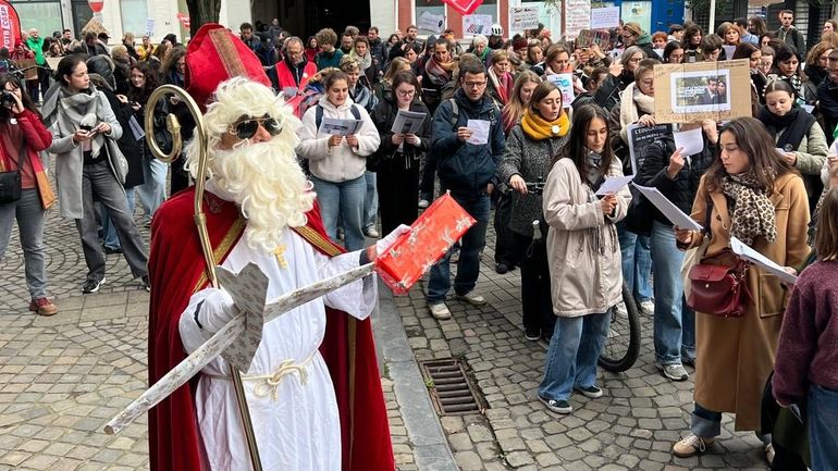 Liège : Saint-Nicolas apporte des cadeaux fiscaux et des F-35 aux écoles liégeoises pour dénoncer les mesures d'économie gouvernementales Liège : Saint-Nicolas apporte des cadeaux fiscaux et des F-35 aux écoles liégeoises pour dénoncer les mesures d'économie gouvernementales