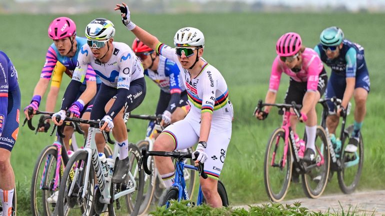 Crevaison et dépannage chaotique pour Tadej Pogacar, reparti sur un mulet