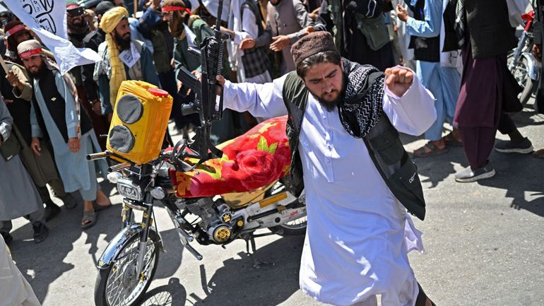 Afghanistan : danses traditionnelles, marée de drapeaux et jour férié pour fêter cinq ans de pouvoir taliban