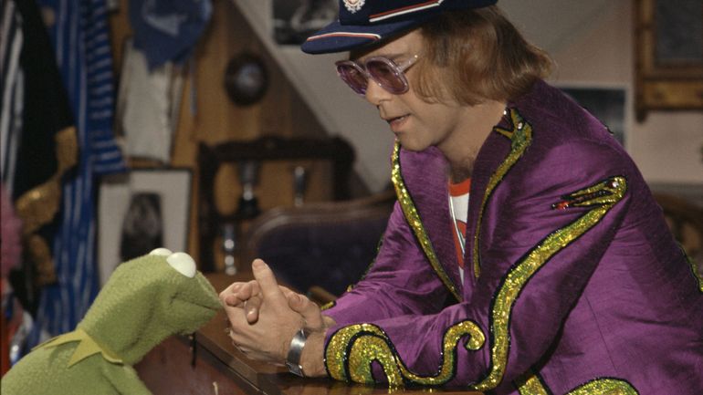 Elton John chez les Muppets, un épisode culte et déjanté : plumes, paillettes et "Crocodile Rock" !