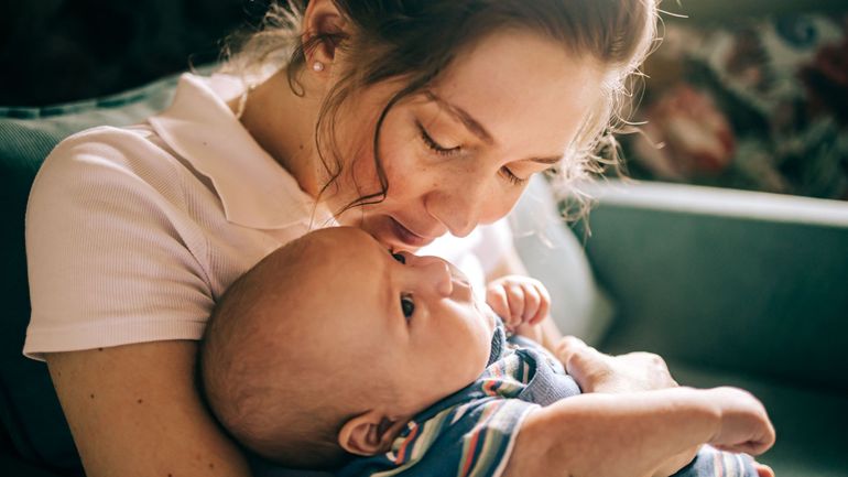 "Qu’elle ait une belle vie, pas comme moi" : Laetitia veut offrir une vie meilleure à sa fille, son témoignage pour Viva for Life